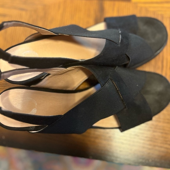 Journee Collection Women's Ronnie
Wedge Sandal, Size 9, Very Good Condition - Picture 10 of 13